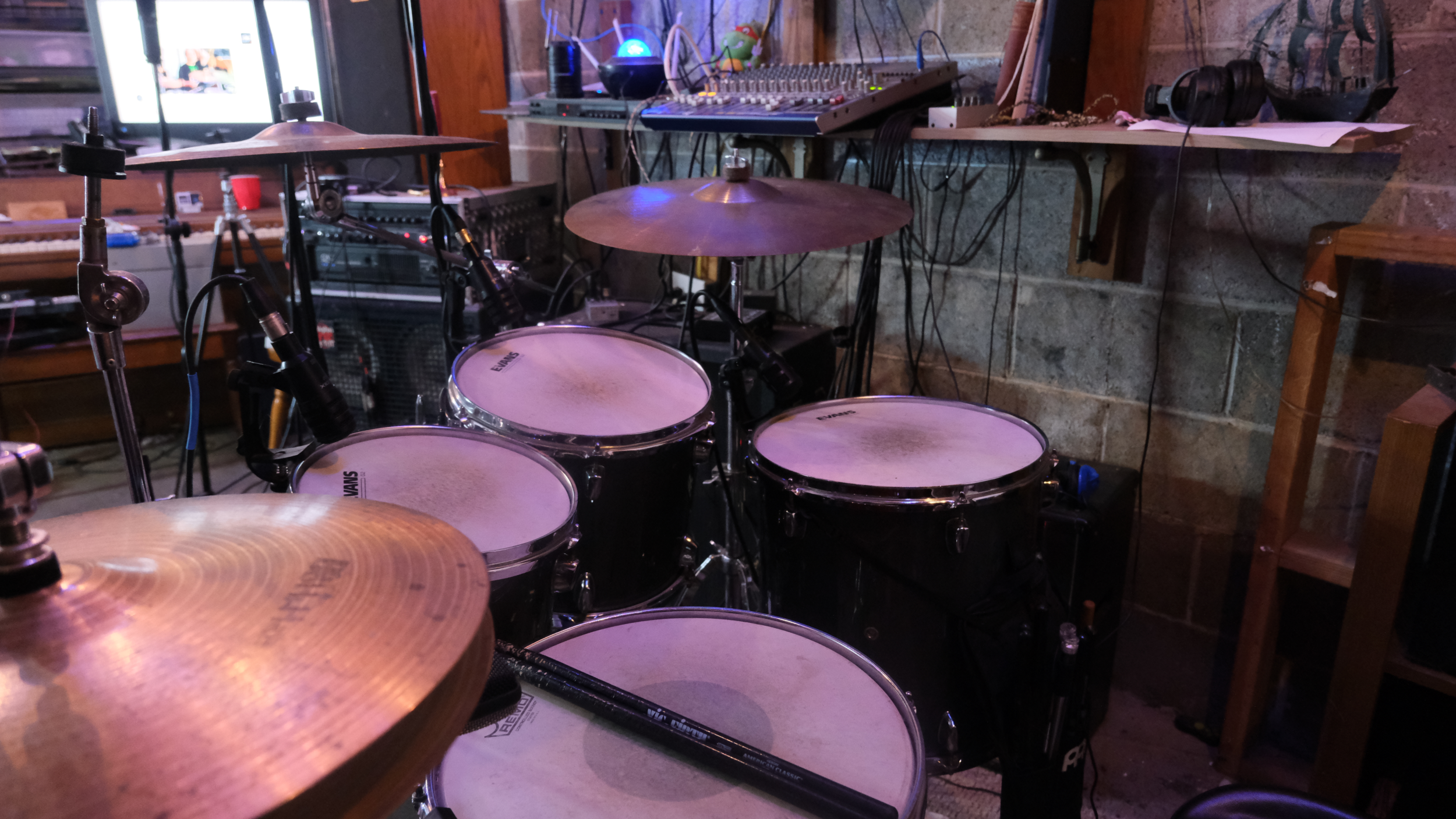 profile view of mapex m-series drum set in garage studio at hearando studios